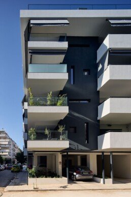 Πρόσοψη πολυκατοικίας με εξώστες, A D Residence in Kaisariani