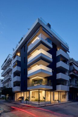 Πολυκατοικία στο σούρουπο με φωτισμένη είσοδο, A D Residence in Kaisariani