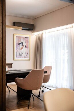 Πολυθρόνα και πίνακας στο γραφείο, A.K. Notary Office Renovation