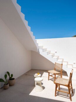 Λευκή σκάλα και αυλή με ξύλινες καρέκλες, Vacation House in Antiparos