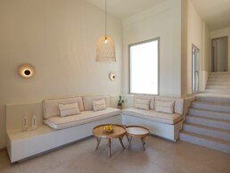 Καθιστικό με χτιστό καναπέ και σκάλα, Vacation House in Antiparos