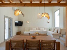 Καθιστικό και τραπεζαρία με ξύλινη οροφή, Vacation House in Antiparos