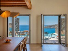 Τραπεζαρία και ανοιχτές μπαλκονόπορτες, Vacation House in Antiparos
