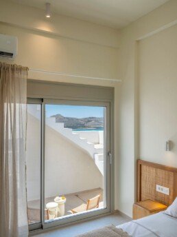 Υπνοδωμάτιο με θέα από τη μπαλκονόπορτα, Vacation House in Antiparos