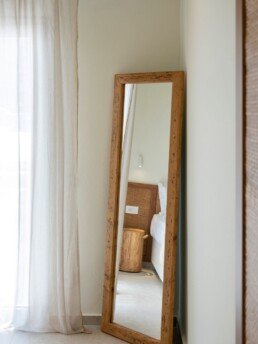 Καθρέφτης με ξύλινο πλαίσιο, Vacation House in Antiparos