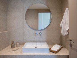 Μπάνιο με στρογγυλό καθρέφτη, Vacation House in Antiparos